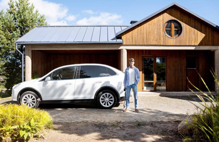 person-taking-care-electric-car (1)
